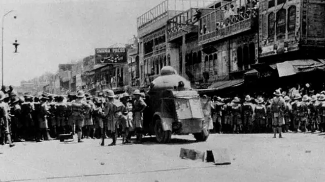 بڑھتے ہجوم سے گھبرا کر میٹکاف نے بکتر بند گاڑیاں بلوا لیں، جن میں سے ایک نے اپنے راستے میں 14 لوگوں کو کچل دیا