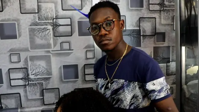 Kingsley na-akpa isi n'ụzọ pụrụiche