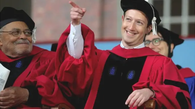 Zuckerberg, sentado junto al actor James Earl Jones, recibió un grado honorario de doctor en Leyes.