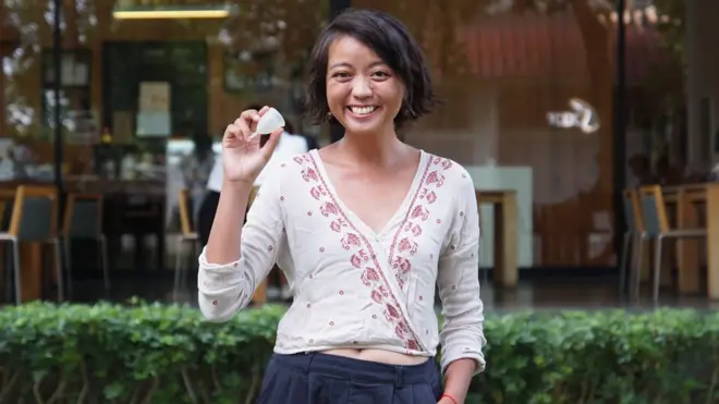 วรนุช สุขแสง ถือถ้วยรองประจำเดือนคู่กาย ที่เธอใช้มาตลอด 1 ปี