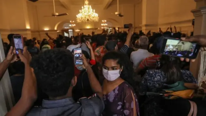 Warga yang menduduki istana presiden juga menemukan uang.