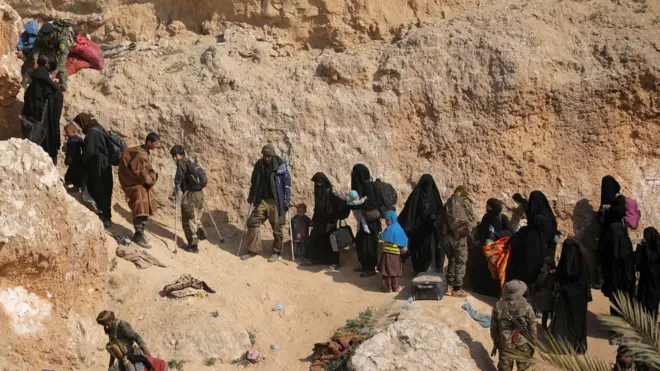 عائلات ترحل من الباغوز