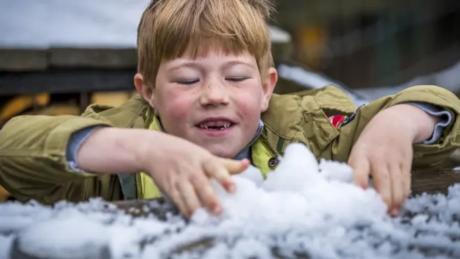 Можливо комусь сніг у травні й зіпсував настрій, але точно не цьому хлопчику з Нідерландів