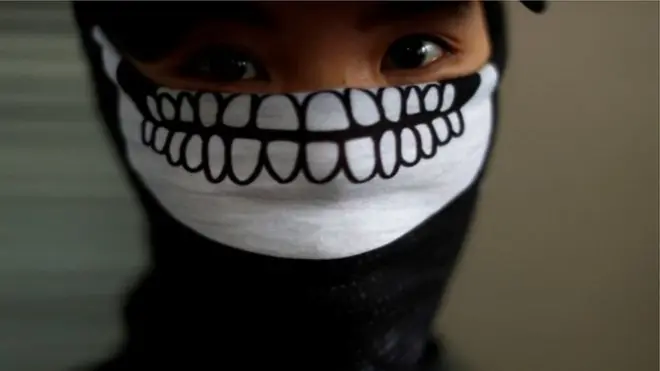 हांगकांग में मास्क विरोध का नया प्रतीक बन गया है.