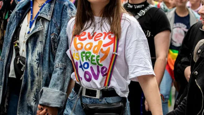 성소수자 지지 티셔츠를 입고 있는 여성