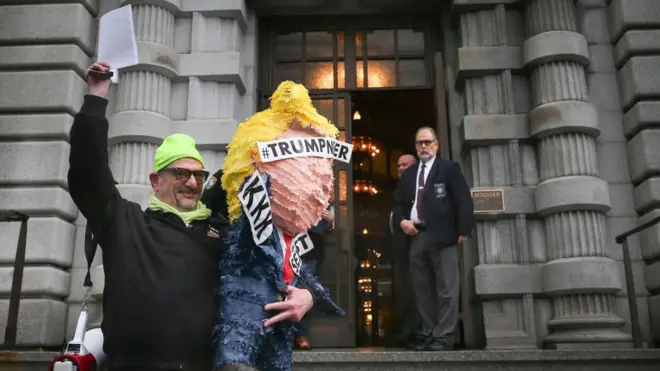 ผู้คัดค้านคำสั่งห้ามพลเมือง 7 ประเทศเข้าสหรัฐฯ รวมตัวกันที่หน้าศาลอุทธรณ์ในนครซานฟรานซิสโก ซึ่งมีการพิจารณาคำร้องขอเพิกถอนการระงับคำสั้งของประธานาธิบดีเมื่อวานนี้ (9 ก.พ.)