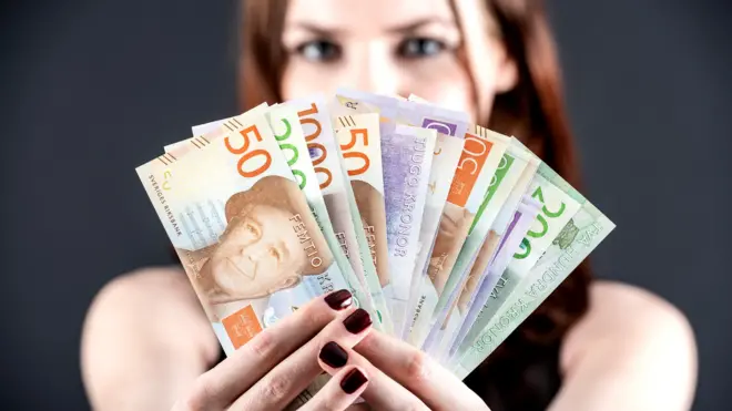 Девушка с кронами