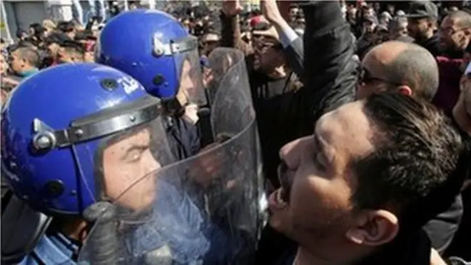 متظاهرون في مواجهة قوات الأمن