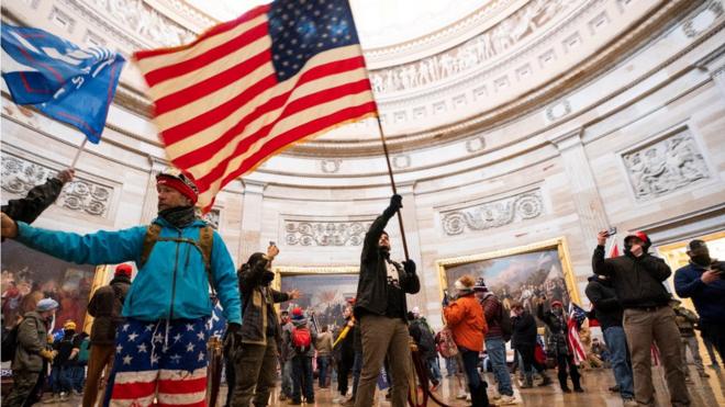 抗议者挥舞着美国国旗冲进了美国国会大厦圆形建筑