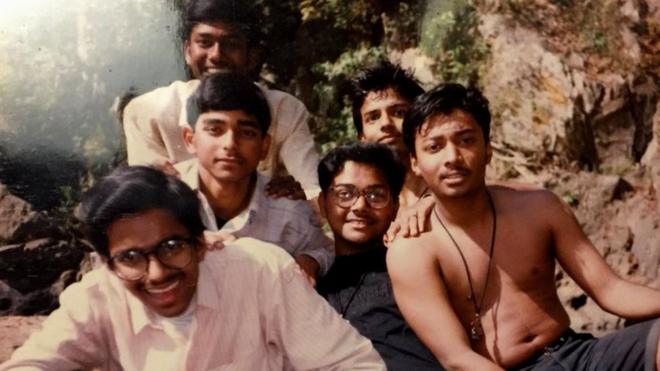 Ambarish Mitra (al medio) y sus amigos, cuando era joven.