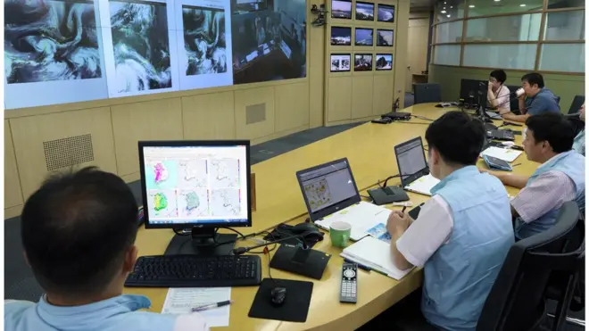 기상청 예보관들이 태풍 진로를 분석하고 있다