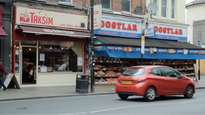 Haringey bölgesinde Türkçe isimli dükkanlar yan yana