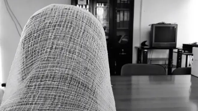 ጀርባዋን ሰጥታ የተቀመጠች ሴት