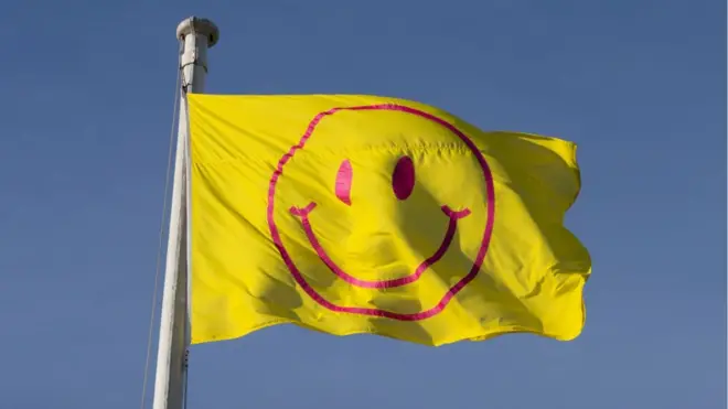 В ознаменование "Утопии-2016 - года воображения и возможностей" над зданием дворца Сомерсет-Хаус в центре Лондона водружен вот такой оптимистический флаг