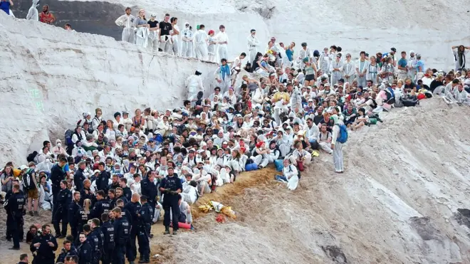 Сотні протестувальників об'єднали зусилля, аби проникнути на шахту і пройти через неї маршем