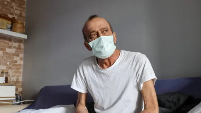 암 투병 중인 그는 지난 14개월간 코로나19 양성 판정을 78번이나 받았다