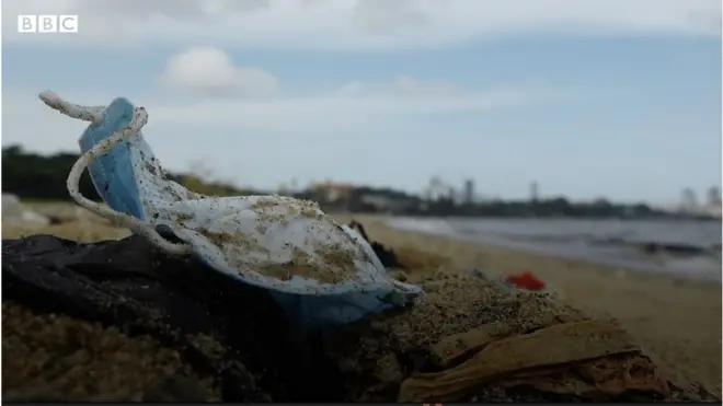 මුහුණු ආවරණ හරහා මසකට ප්ලාස්ටික් ටොන් කීයක් ශ්‍රී ලංකාවේ පරිසරයට එකතු වෙනවා ද?