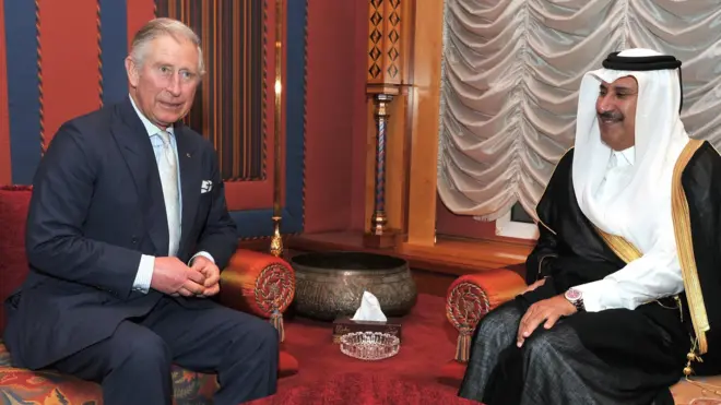 ولي العهد البريطاني الأمير تشارلز خلال لقائه برئيس وزراء قطر السابق الشيخ حمد بن جاسم في الدوحة عام 2013