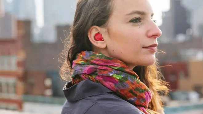 O Pilot tem um design discreto quando colocado no ouvido (Foto: Waverly Labs)