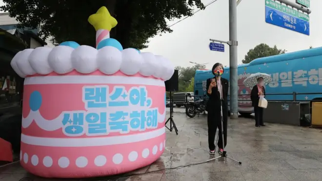 윤지현 국제엠네스티 한국지부 사무처장이 8일 서울 이태원에서 열린 '랜스야 생일 축하해' 트랜스젠더 가시화 캠페인에서 발언하고 있다