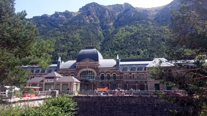 کینفرینک ریلوے سٹیشن کی تصویر باہر سے