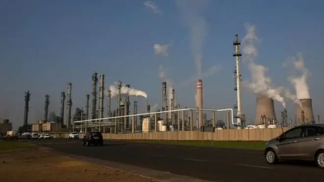 Les employés blancs de Sasol trouvent injuste que leurs collègues noirs soient privilégiés dans la distribution des actions.