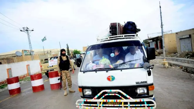 ایک مسافر گاڑی سید گئی چیک پوسٹ سے گزرتے ہوئے