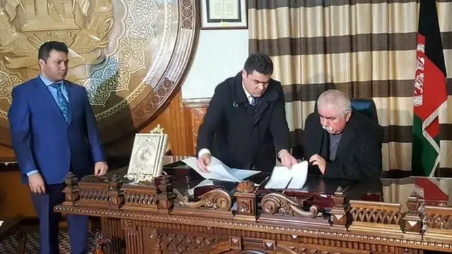 دوستم خپل دفتر کې