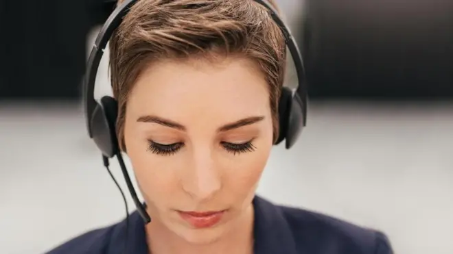 موظفة خدمة العملاء في أحد مراكز الاتصالات