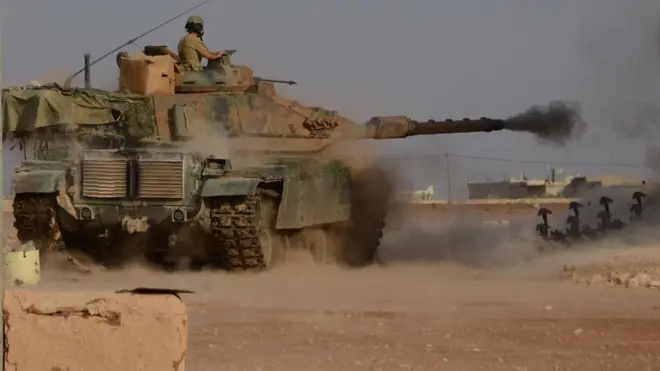 Fırat Kalkanı Harekâtı kapsamında IŞİD mevzilerini bombalayan bir Türk tankı