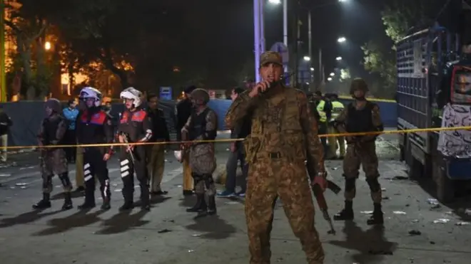 کراچی میں دہشت گردوں اور جرائم پیشہ افراد کے خلاف رینجرز کی زیر نگرانی آپریشن جاری ہے