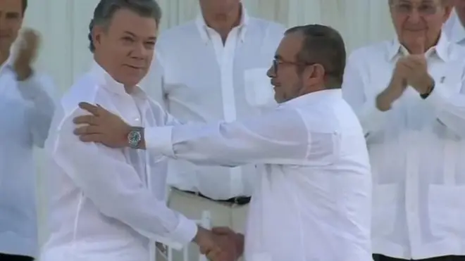 Kolombiya Cumhurbaşkanı Santos ve Farc lideri Timoşenko, imzanın ardıdan birbirleriyle el sıkıştılar.