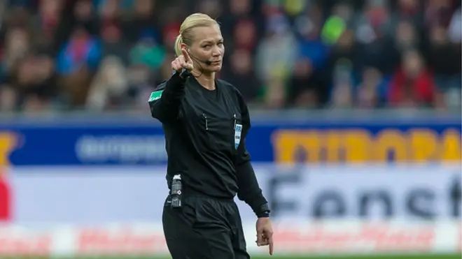 Bayern Münih-Augsburg maçını Bibiana Steinhaus yönetti.