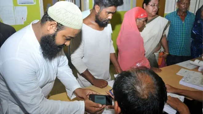 لاکھوں لوگ اپنی شہریت ثابت کرنے کی کوششوں میں لگے ہوئے ہیں