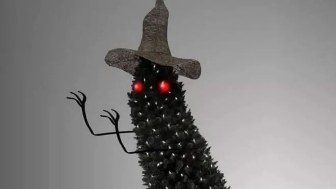 Ялинка роздору. Соцмережі сперечаються через капелюх на головній ялинці країни