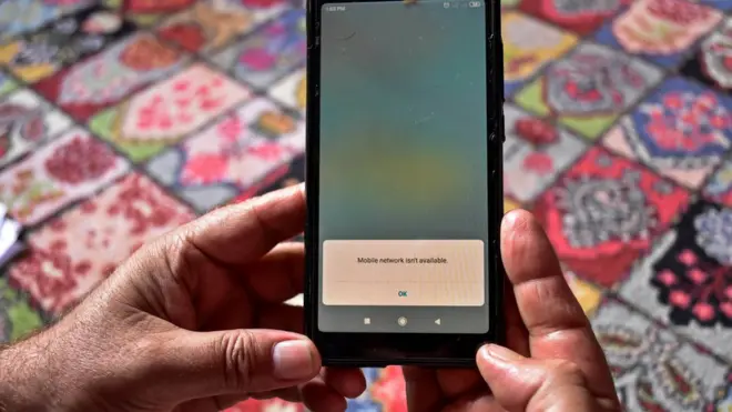 حکومت کا کہنا ہے کہ لاینڈ لائن تو کھول دی گئی ہیں لیکن سکیورٹی خدشات کے پیشِ نظر موبائل فون ابھی بھی بند ہیں