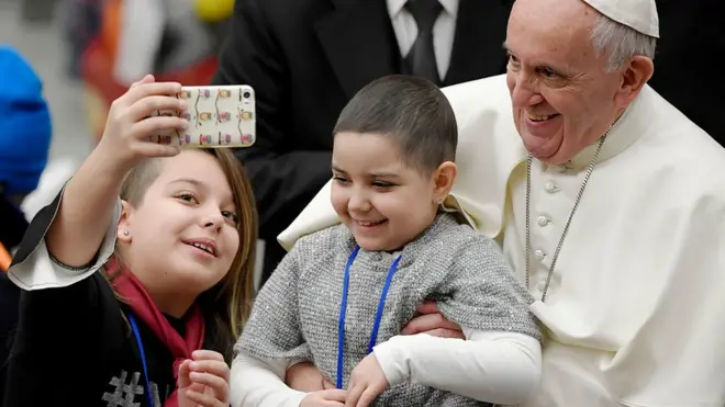 Папа Римський робить селфі з дітьми