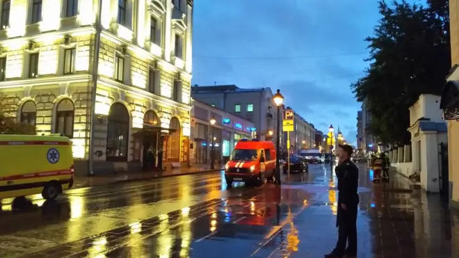 На Большой Никитской улицы находятся автомобили скорой помощи, полиции и пожарных