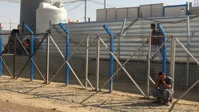 IŞİD'in kontrolündeki bölgelerden kaçan 14 yaş üzeri erkeklerin haftalarca tutulduğu Degaba kampı