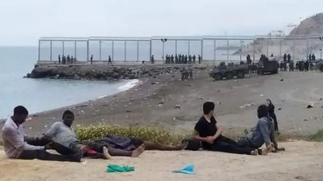 بعض المهاجرين يصلون إلى سبتة سباحة باستخدام أنابيب مطاطية