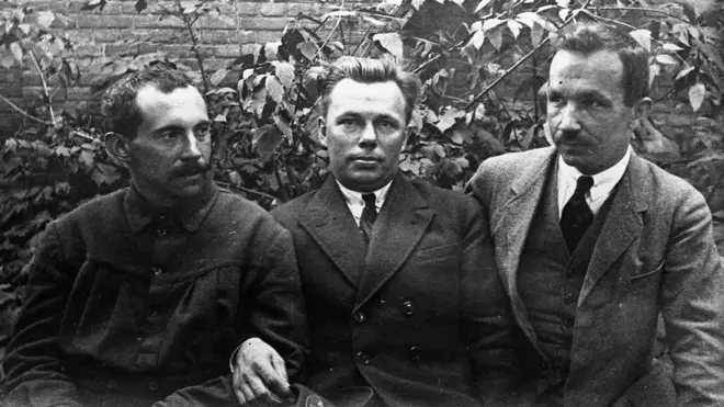 На фото: (зліва направо) Максим Рильський, Микола Зеров і Павло Филипович до арештів.