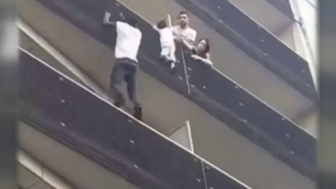 Mamoudou Gassama a unos segundos de alcanzar al niño de 4 años que rescató.