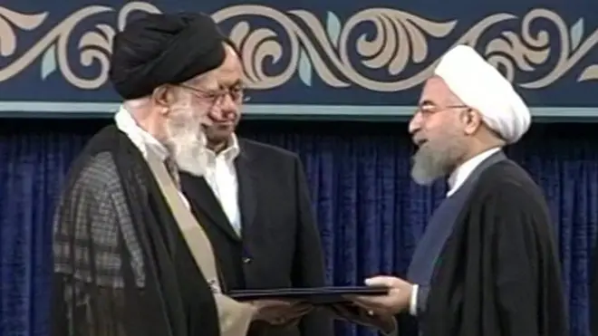 خامنئي يسلم روحاني تفويض الرئاسة