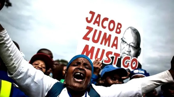 Des images de télévision ont montré le président Zuma, quittant précipitamment les lieux dans un convoi de véhicules fortement sécurisé.