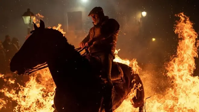 خيول تقفز فوق النيران في مهرجان "التطهير" بإسبانيا