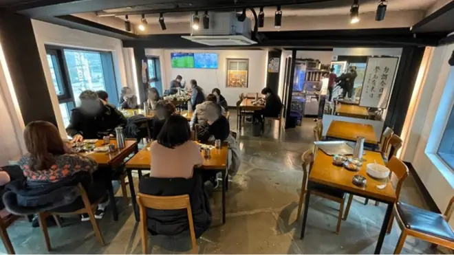 caption: 전국 식당에서 5인 이상 모임이 전면 금지된다