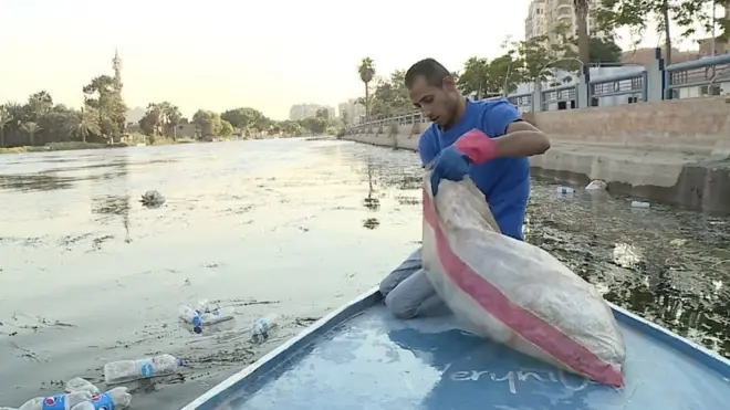 كيف تتحول نفايات النيل إلى مصدر دخل؟