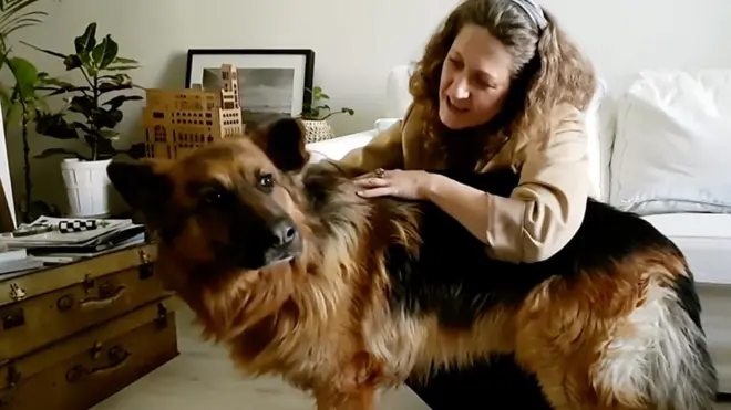 Gema, con su perro cuidador