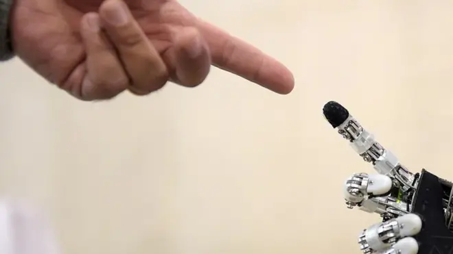 إصبع بشري وإصبع لجهاز روبوت