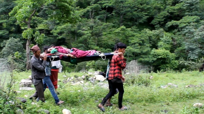 जाजरकोटकी एक जना गर्भवती महिलालाई स्ट्रेचरमा राखेर स्वास्थ्य संस्थामा लगिँदै